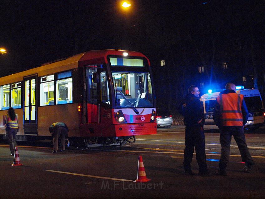 VU Person KVB Bahn Koeln Muelheim Pfaelzischer Ring P05.JPG